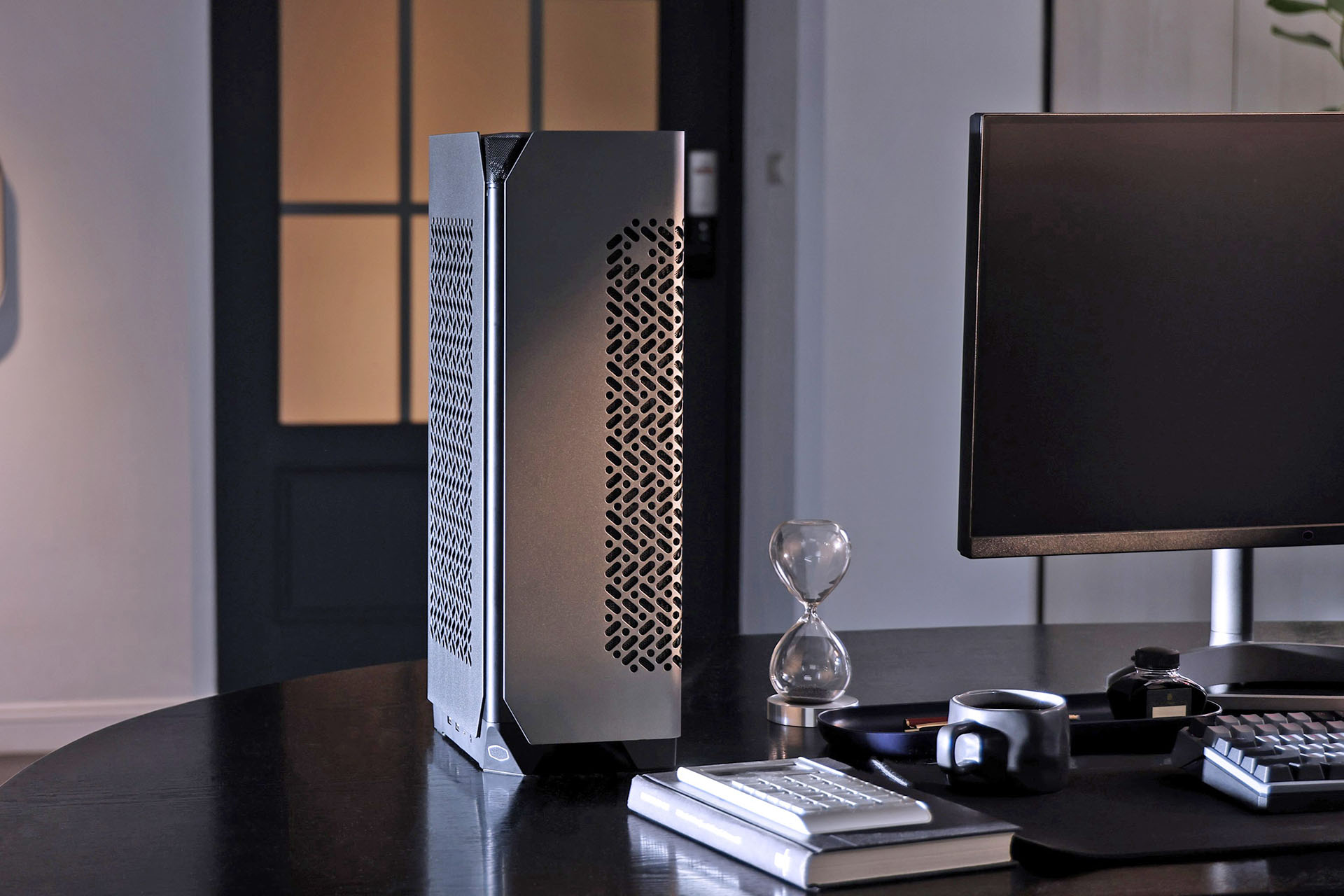 Cooler Master NCORE 100 MAX: Design Compatto e Prestazioni al Top