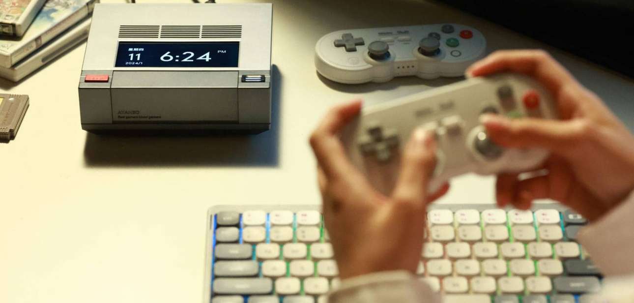 AYANEO AM02: un potente retro mini PC con schermo touch