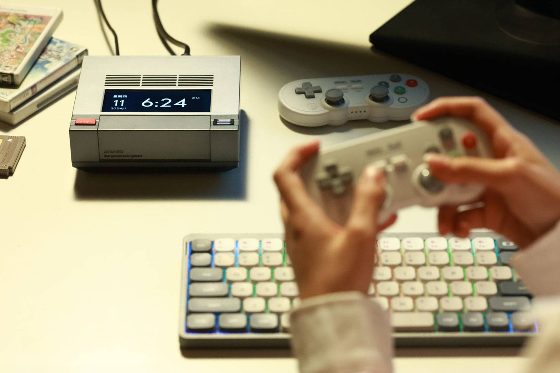 AYANEO AM02: un potente retro mini PC con schermo touch